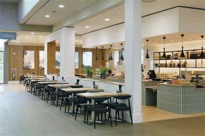 Does compton verney have a cafe?